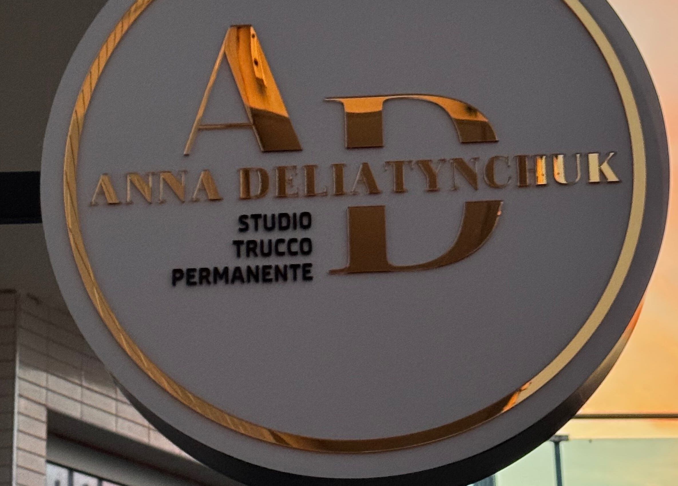 Insegna elegante dello Studio trucco permanente di Hanna Deliatynchuk a Calabria, Calabria, IT.