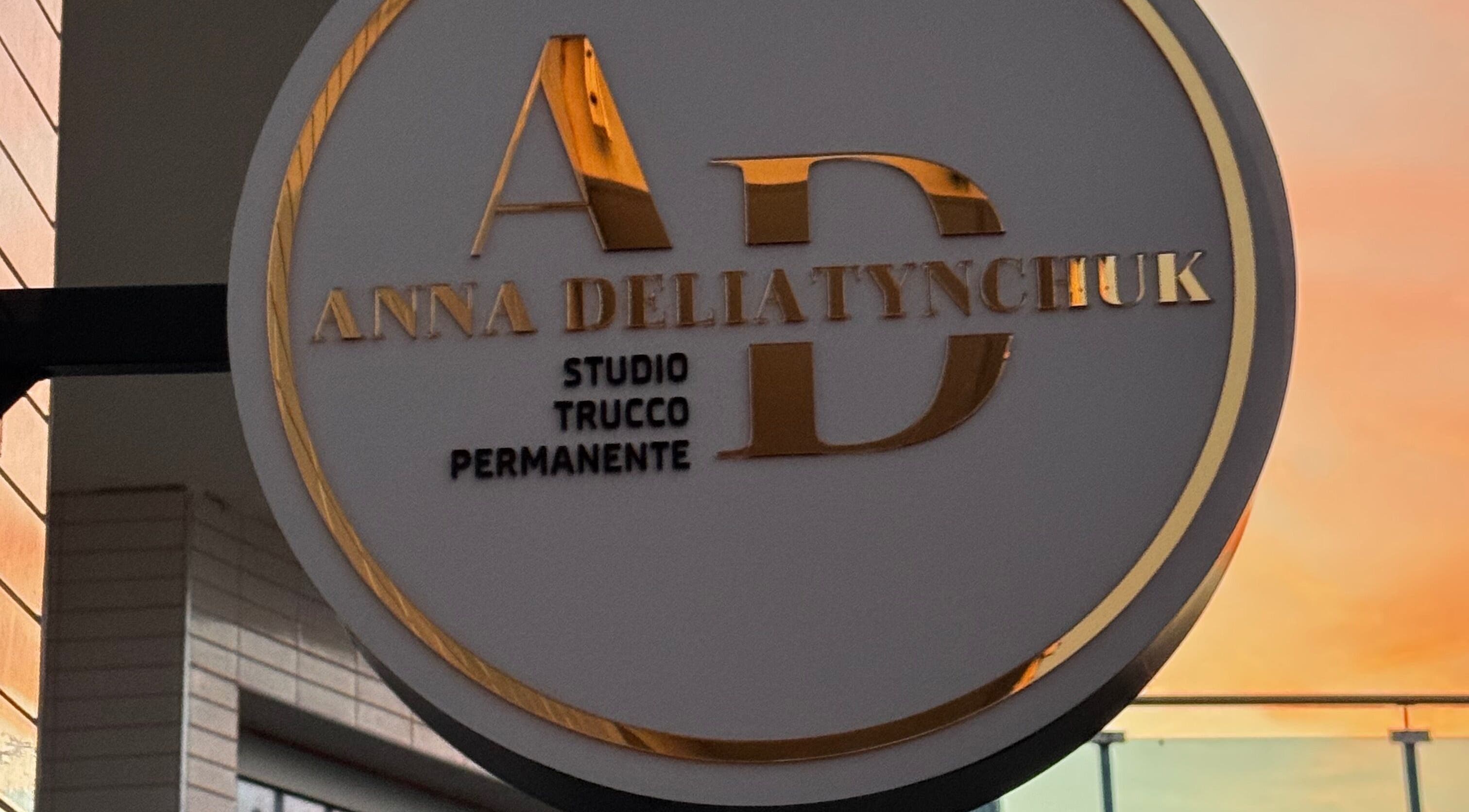 Insegna elegante dello Studio trucco permanente di Hanna Deliatynchuk a Calabria, Calabria, IT.