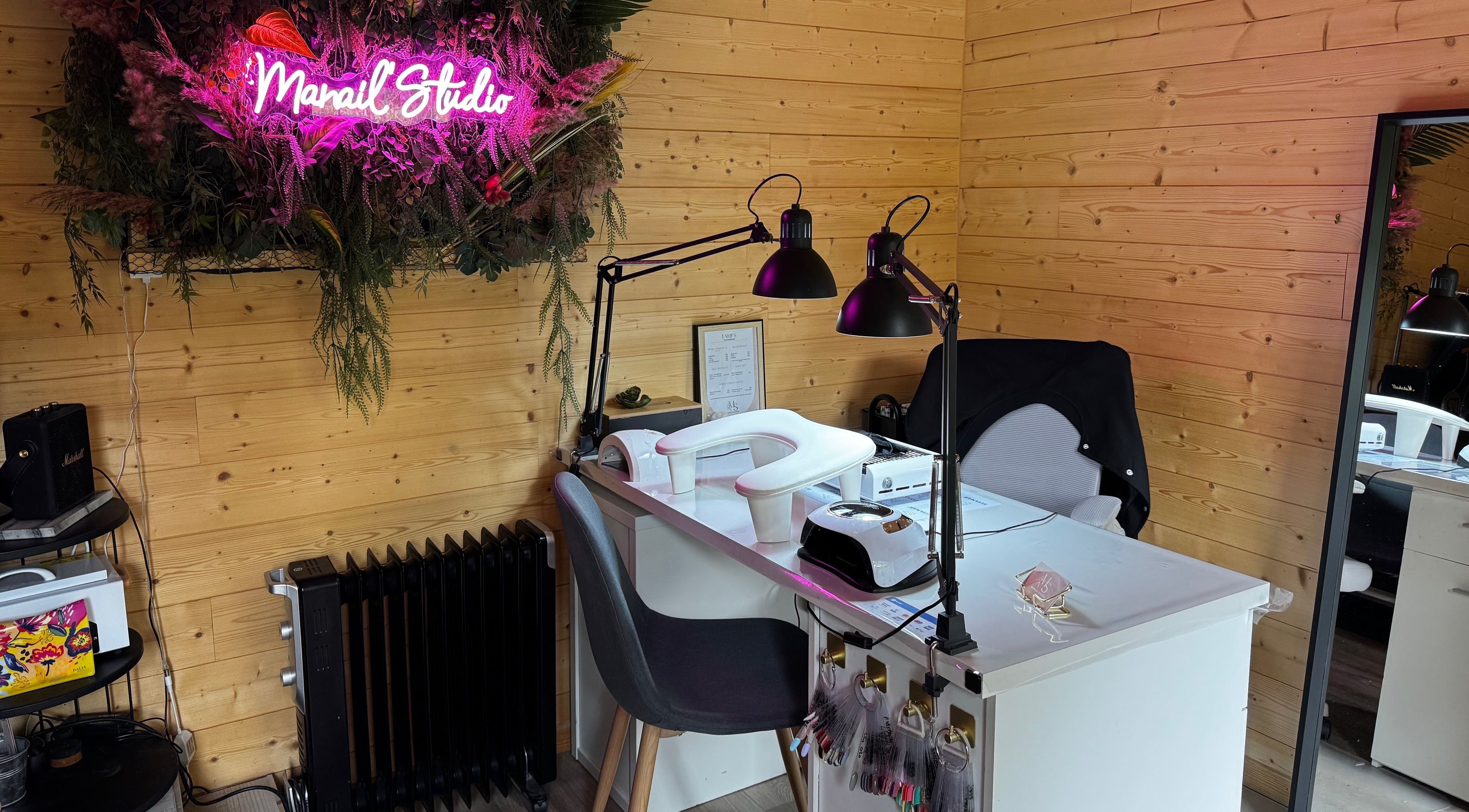 Espace manucure lumineux de Manailstudio à Corsept, Pays De La Loire, FR, avec déco boisée chic.