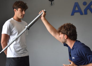 Instructor y cliente en sesión de fisioterapia en AKRO MOVE FISIOTERAPIA Y ENTRENAMIENTO EN LAS ROZAS, Las Rozas De Madrid, Comunidad De Madrid, ES.