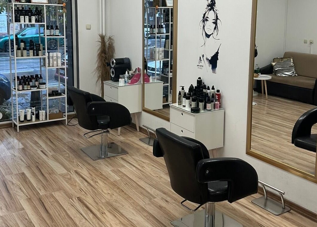 Интериор на салон Artistic Studio в София, Област София, BG с модерни столове и огледала.