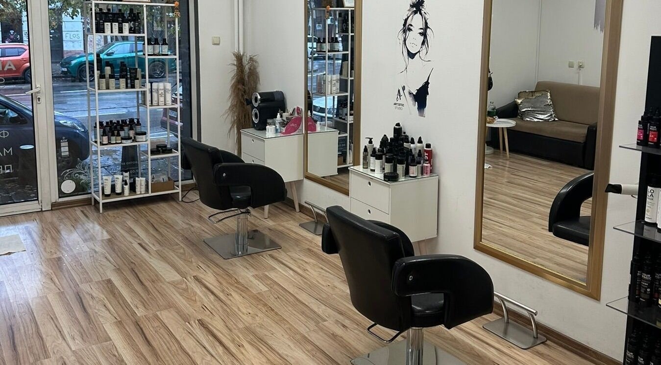 Интериор на салон Artistic Studio в София, Област София, BG с модерни столове и огледала.