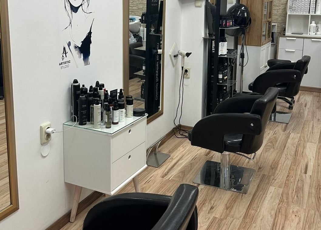 Модерен салон в Artistic Studio, София, Област София, BG, с уютен интериор и стилистични продукти.