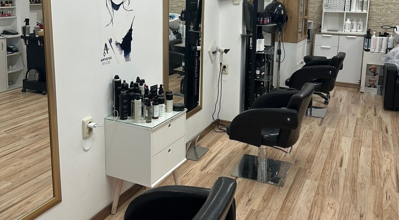 Модерен салон в Artistic Studio, София, Област София, BG, с уютен интериор и стилистични продукти.