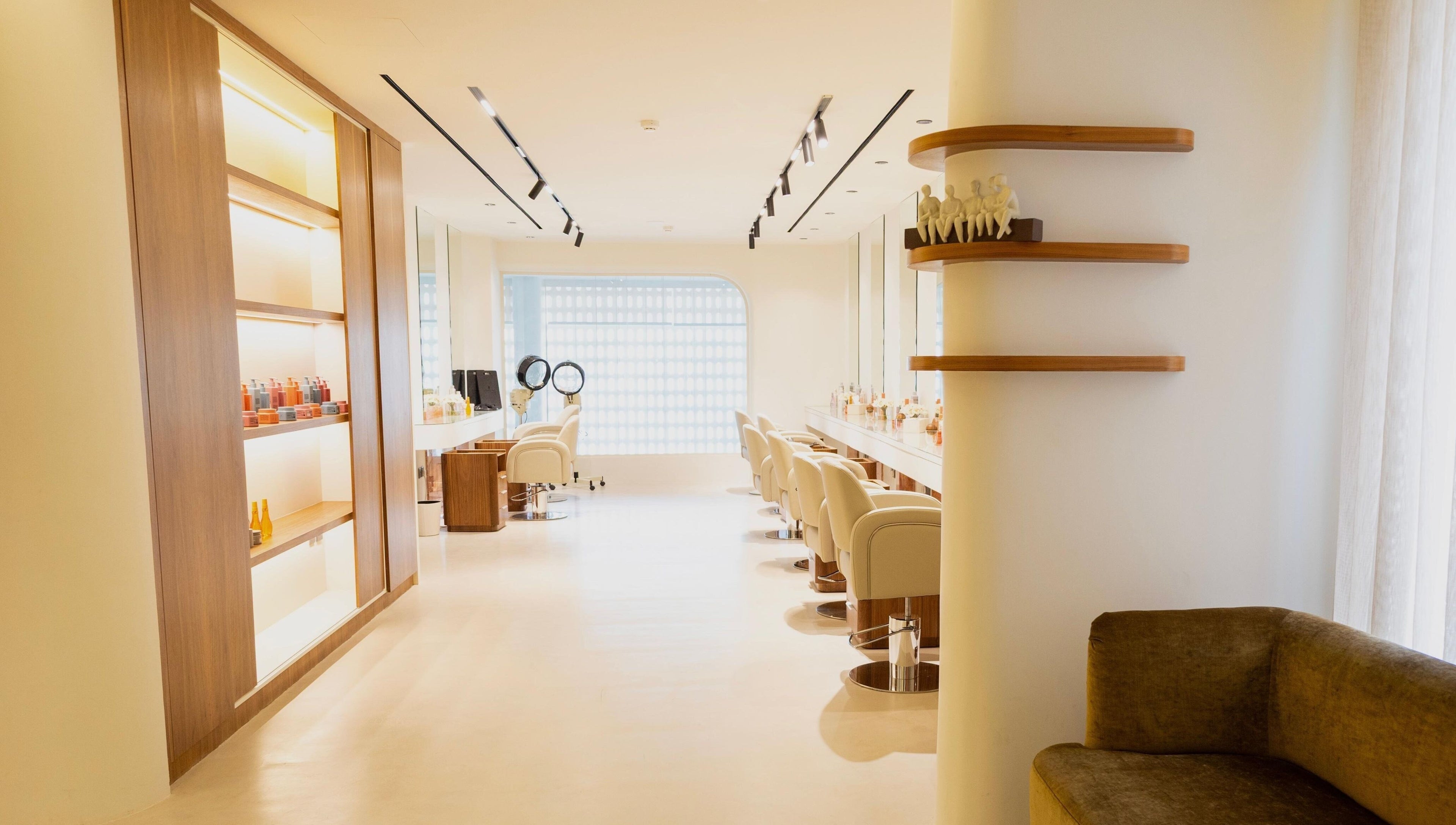 تصميم داخلي أنيق في صالون بلوم, الرياض, منطقة الرياض, SA، يعكس الأجواء الفاخرة والمودرن.