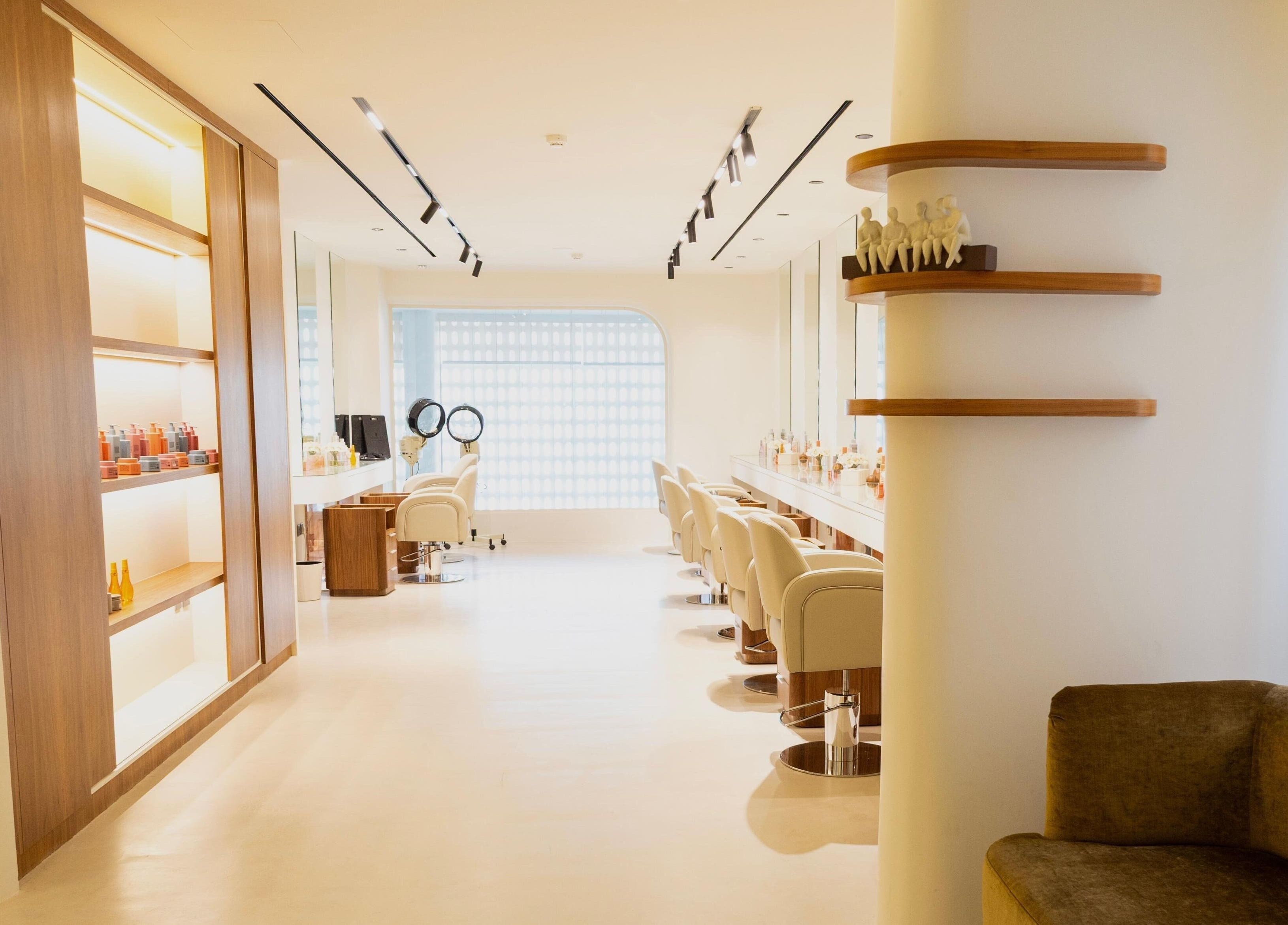 تصميم داخلي أنيق في صالون بلوم, الرياض, منطقة الرياض, SA، يعكس الأجواء الفاخرة والمودرن.