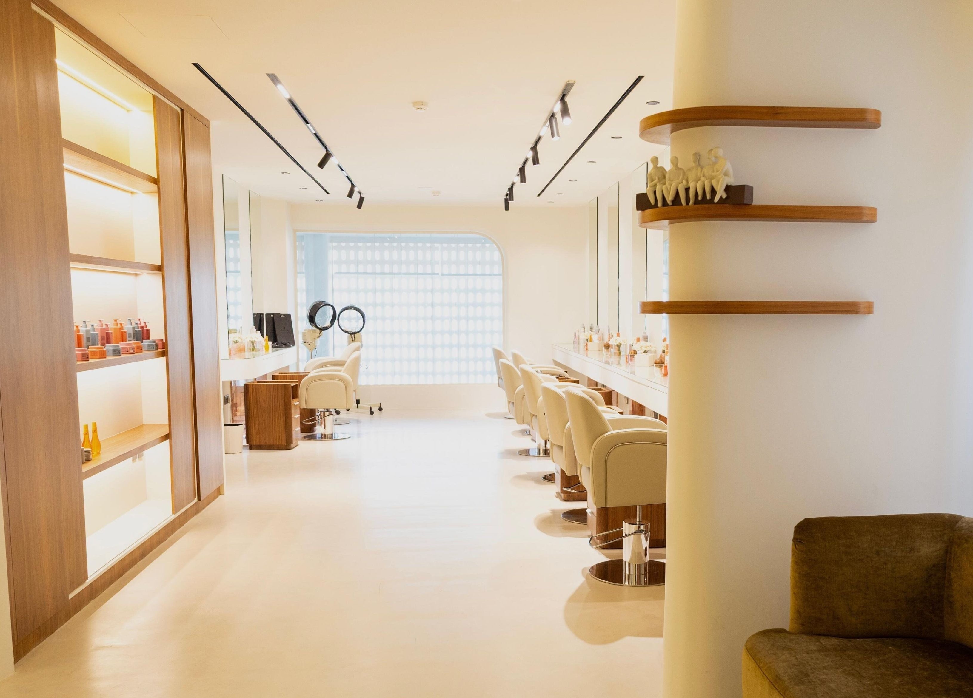 تصميم داخلي أنيق في صالون بلوم, الرياض, منطقة الرياض, SA، يعكس الأجواء الفاخرة والمودرن.