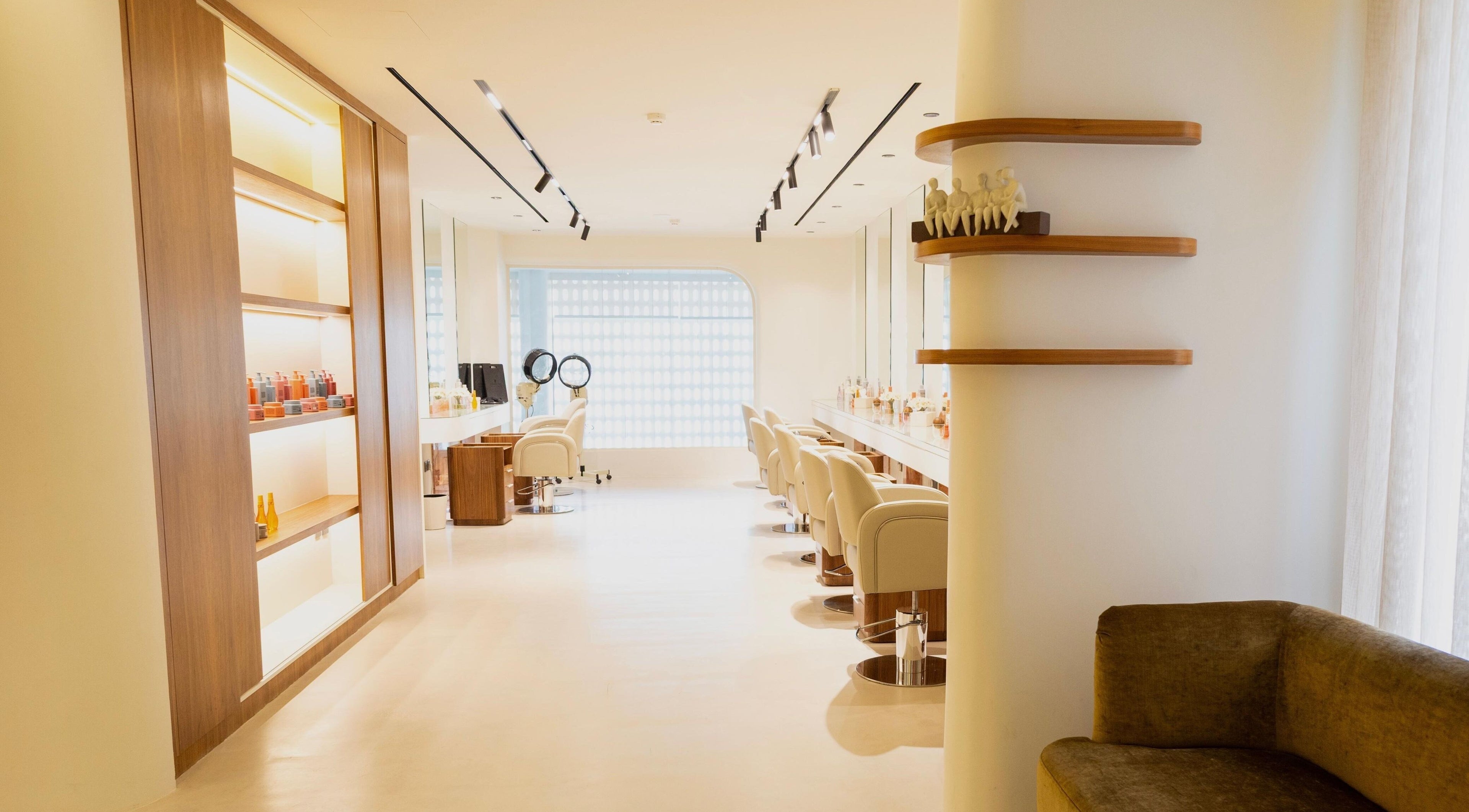 تصميم داخلي أنيق في صالون بلوم, الرياض, منطقة الرياض, SA، يعكس الأجواء الفاخرة والمودرن.