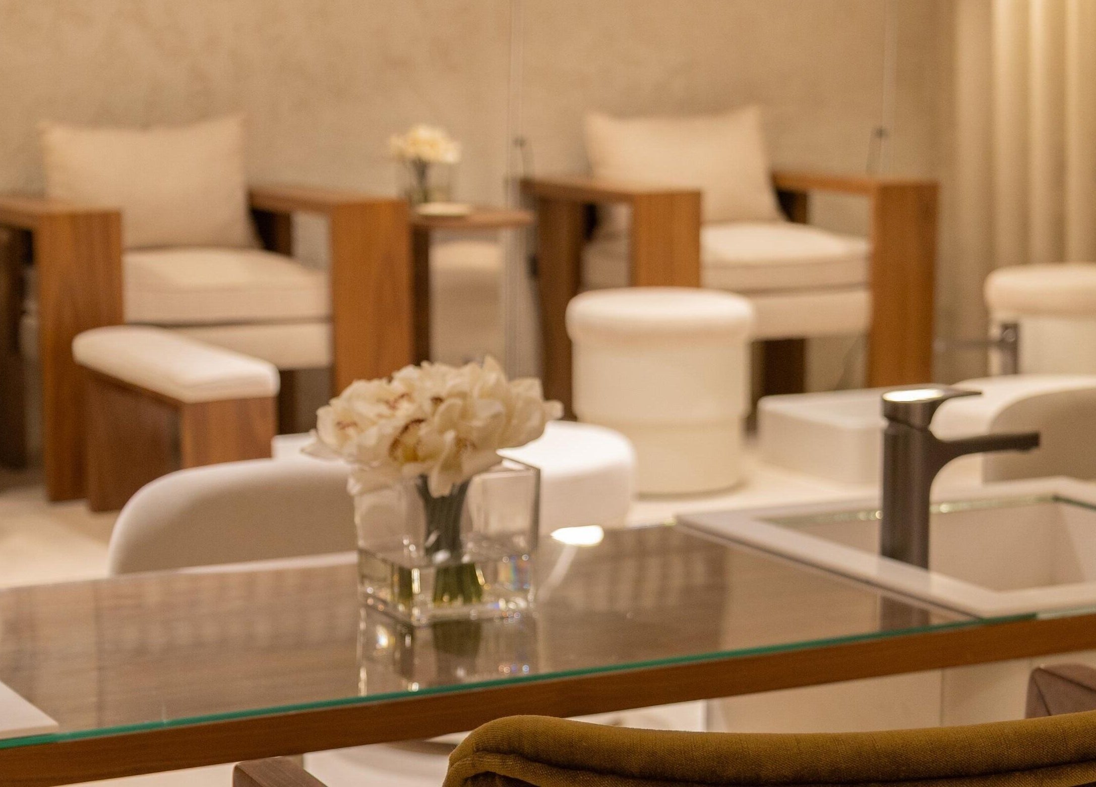 تصميم داخلي أنيق في صالون بلوم الرياض, منطقة الرياض, SA يظهر أجواء استرخاء وراحة.