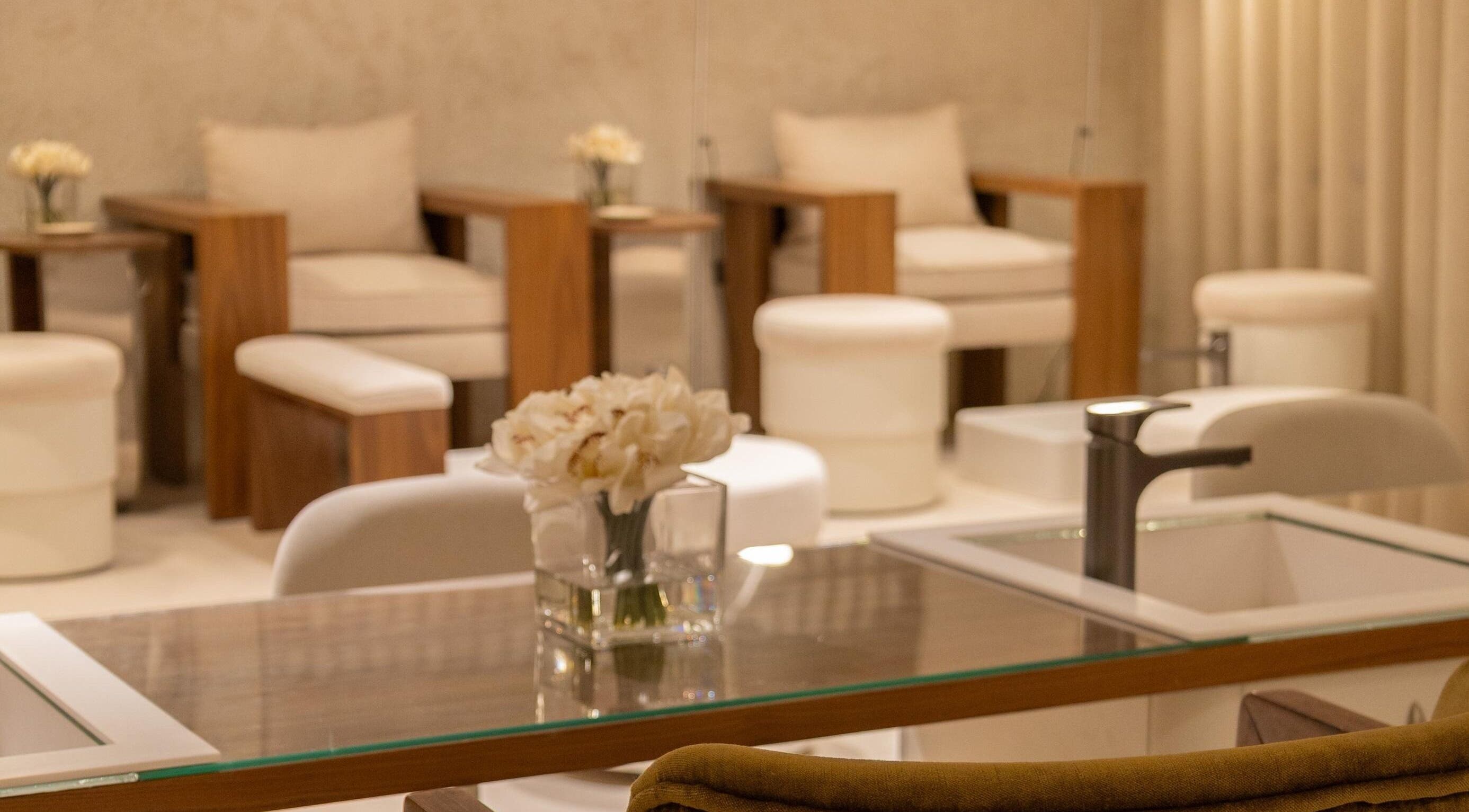 تصميم داخلي أنيق في صالون بلوم الرياض, منطقة الرياض, SA يظهر أجواء استرخاء وراحة.