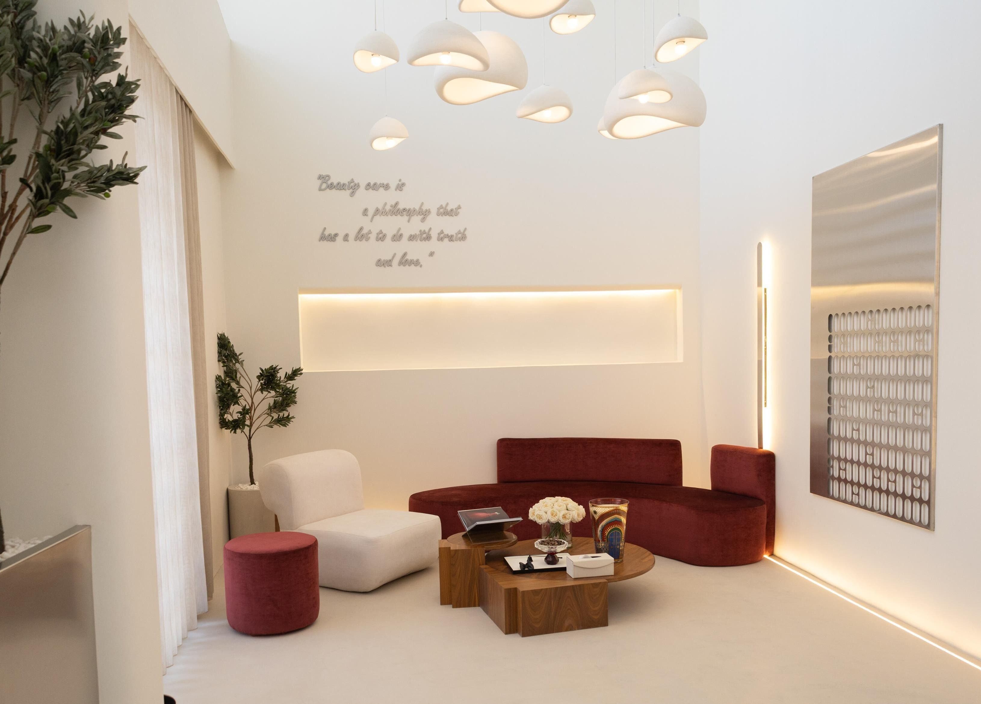 منطقة انتظار فاخرة في بلوم صالون بالرياض مع تصميم داخلي أنيق وأجواء مريحة.