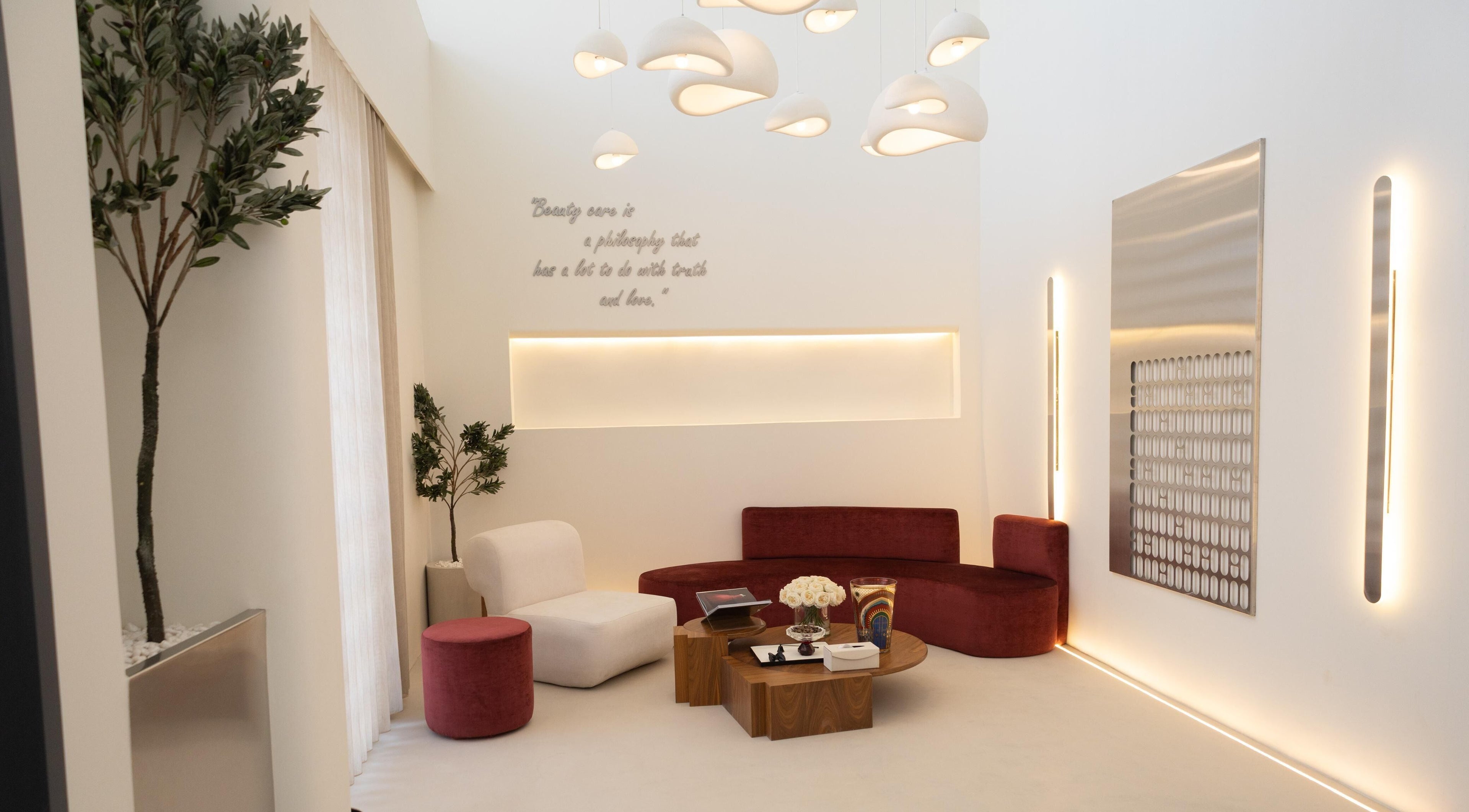 منطقة انتظار فاخرة في بلوم صالون بالرياض مع تصميم داخلي أنيق وأجواء مريحة.