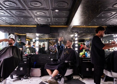 Stylish barber service at Newav Saint-Hubert in Longueuil, Québec, CA with intricate decor and skilled professionals.