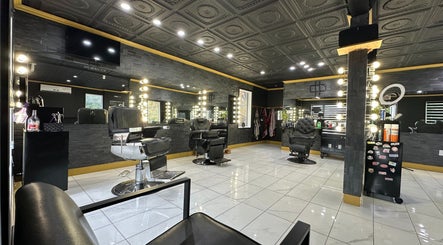 Spacious, elegant interior of Newav Saint-Rémi beauty salon in Saint-Rémi, Quebec, CA with stylish seating.