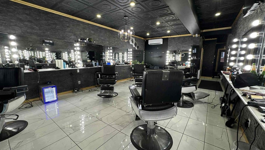 Elegant interior of Newav Brossard salon in Brossard, Québec, CA with sleek black chairs and illuminated mirrors.
