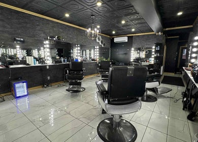 Elegant interior of Newav Brossard salon in Brossard, Québec, CA with sleek black chairs and illuminated mirrors.