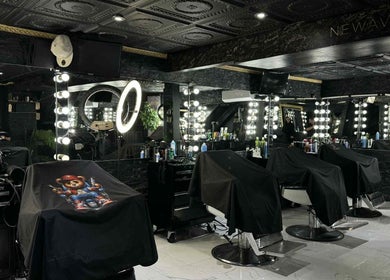 Elegant styling stations at Newav Brossard, Brossard, Québec, CA, with illuminated mirrors and modern equipment.