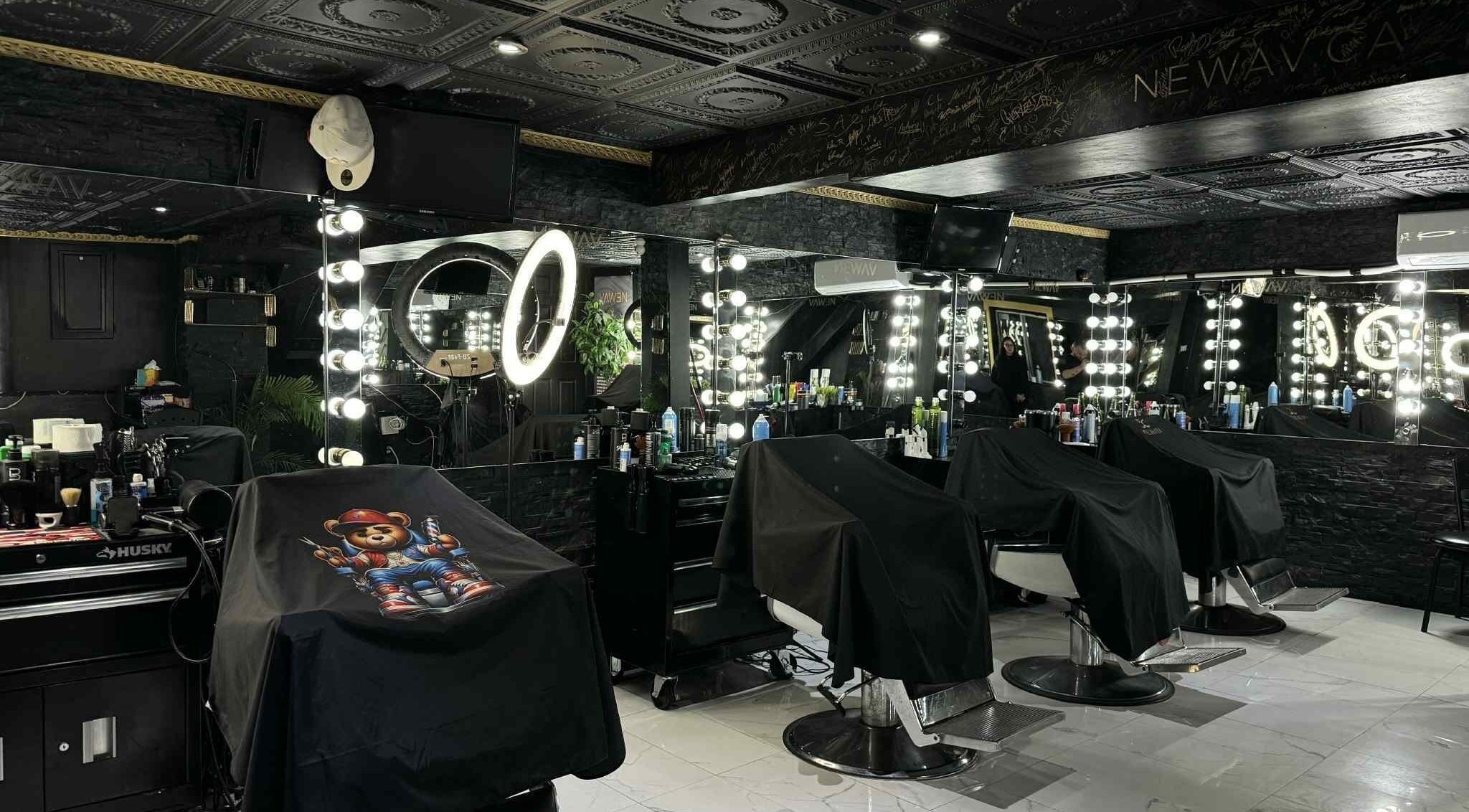 Elegant styling stations at Newav Brossard, Brossard, Québec, CA, with illuminated mirrors and modern equipment.