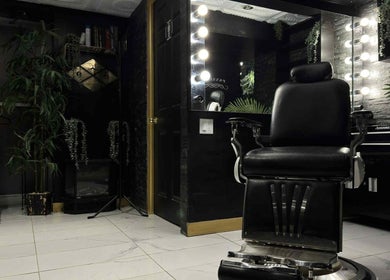 Luxurious salon chair at Newav Brossard, Brossard, Québec, CA, surrounded by modern decor and greenery.