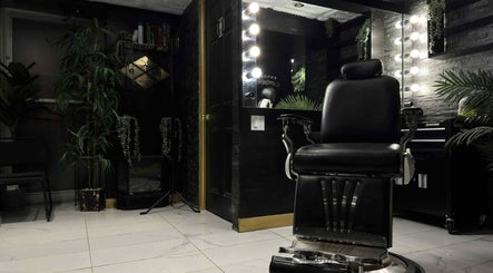 Luxurious salon chair at Newav Brossard, Brossard, Québec, CA, surrounded by modern decor and greenery.