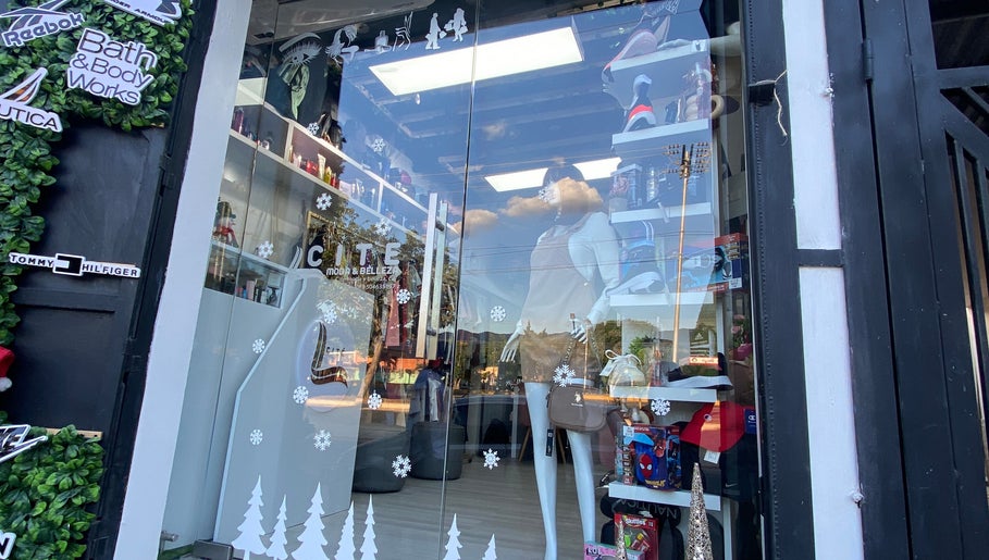 Vitrina decorada de GentedeModa, San Diego, Carabobo, VE, exhibe productos de moda y belleza con temática invernal.