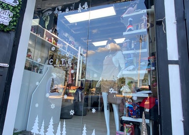 Vitrina decorada de GentedeModa, San Diego, Carabobo, VE, exhibe productos de moda y belleza con temática invernal.