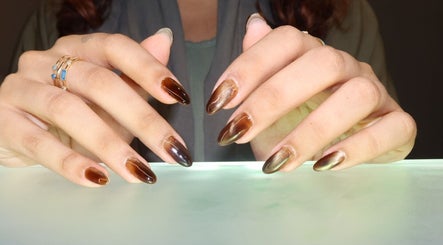 تصميم أظافر بني مميز في Joya Nail Studio، الخبر، المنطقة الشرقية، SA.