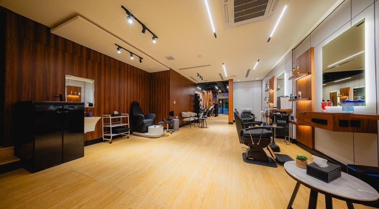 Spacious interior of Dazzle Code Barber in الرياض, منطقة الرياض, SA with modern salon chairs and decor.