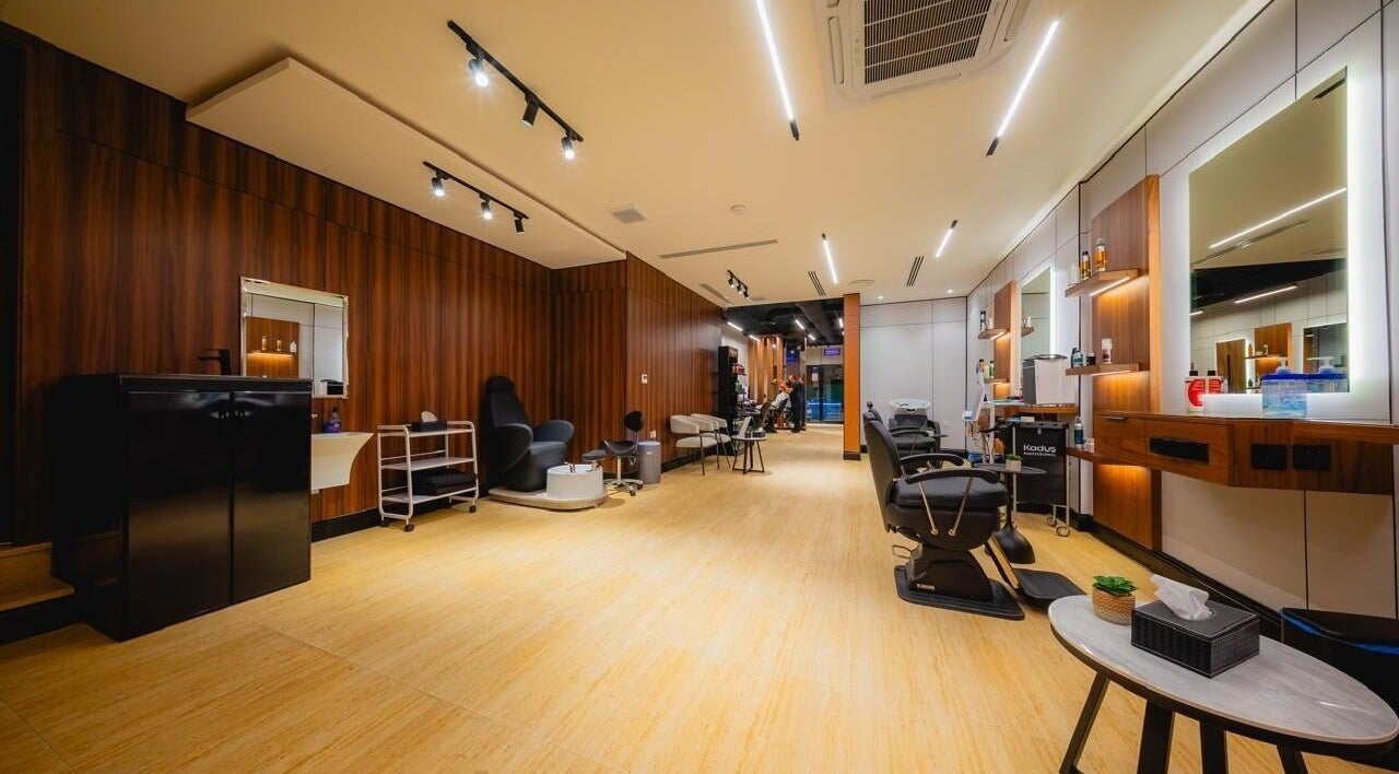 Spacious interior of Dazzle Code Barber in الرياض, منطقة الرياض, SA with modern salon chairs and decor.