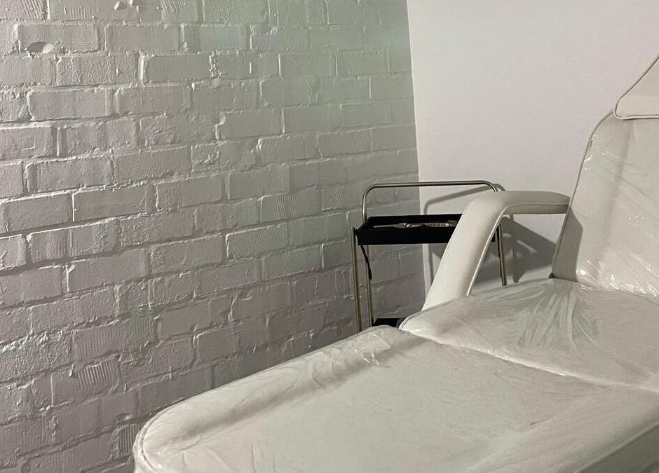 Treatment room at RefineMed Aesthetics, Newcastle upon Tyne, England, GB with a comfortable chair.