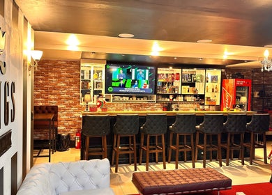 Interior acogedor de Kings Barber Shop con bar elegante en Quito, Pichincha, EC.
