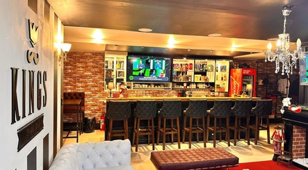 Interior acogedor de Kings Barber Shop con bar elegante en Quito, Pichincha, EC.