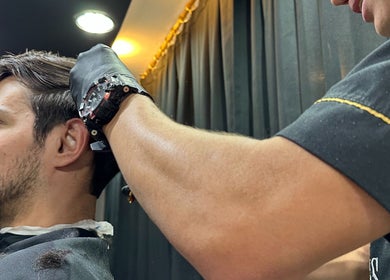 Corte de cabello en Kings Barber Shop, Quito, Pichincha, EC, resaltando detalles y cuidado profesional.
