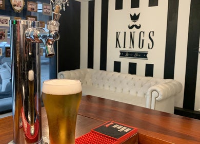 Interiores de Kings Barber Shop con cerveza servida en Quito, Pichincha, EC.