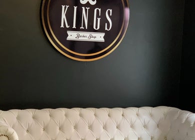 Sofá blanco junto al logotipo de Kings Barber Shop en Quito, Pichincha, EC.