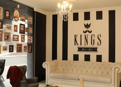 Sofá y decoraciones en Kings Barber Shop en Quito, Pichincha, EC. Ambientes lujosos y acogedores.