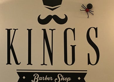 Logo de Kings Barber Shop en Quito, Pichincha, EC sobre fondo blanco con bigote y gorra.