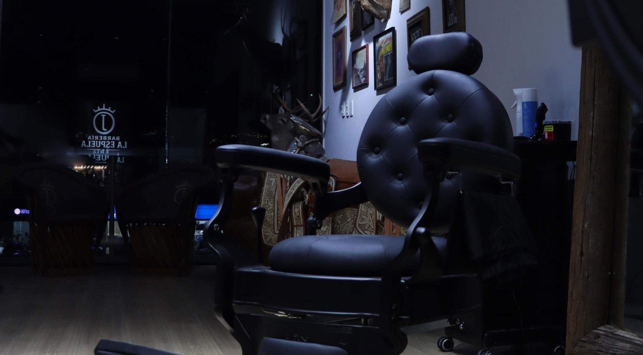 Elegante silla de barbero en Barberia LA ESPUELA, Monterrey, Nuevo León, MX con decoración vintage.