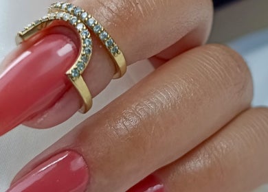 Unhas vermelhas elegantes com anel dourado em Unhas brilhantes _ Daniela Morim, Póvoa De Varzim, Porto, PT.