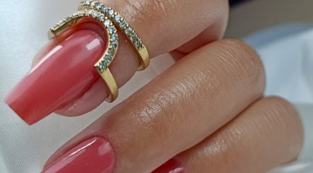 Unhas vermelhas elegantes com anel dourado em Unhas brilhantes _ Daniela Morim, Póvoa De Varzim, Porto, PT.