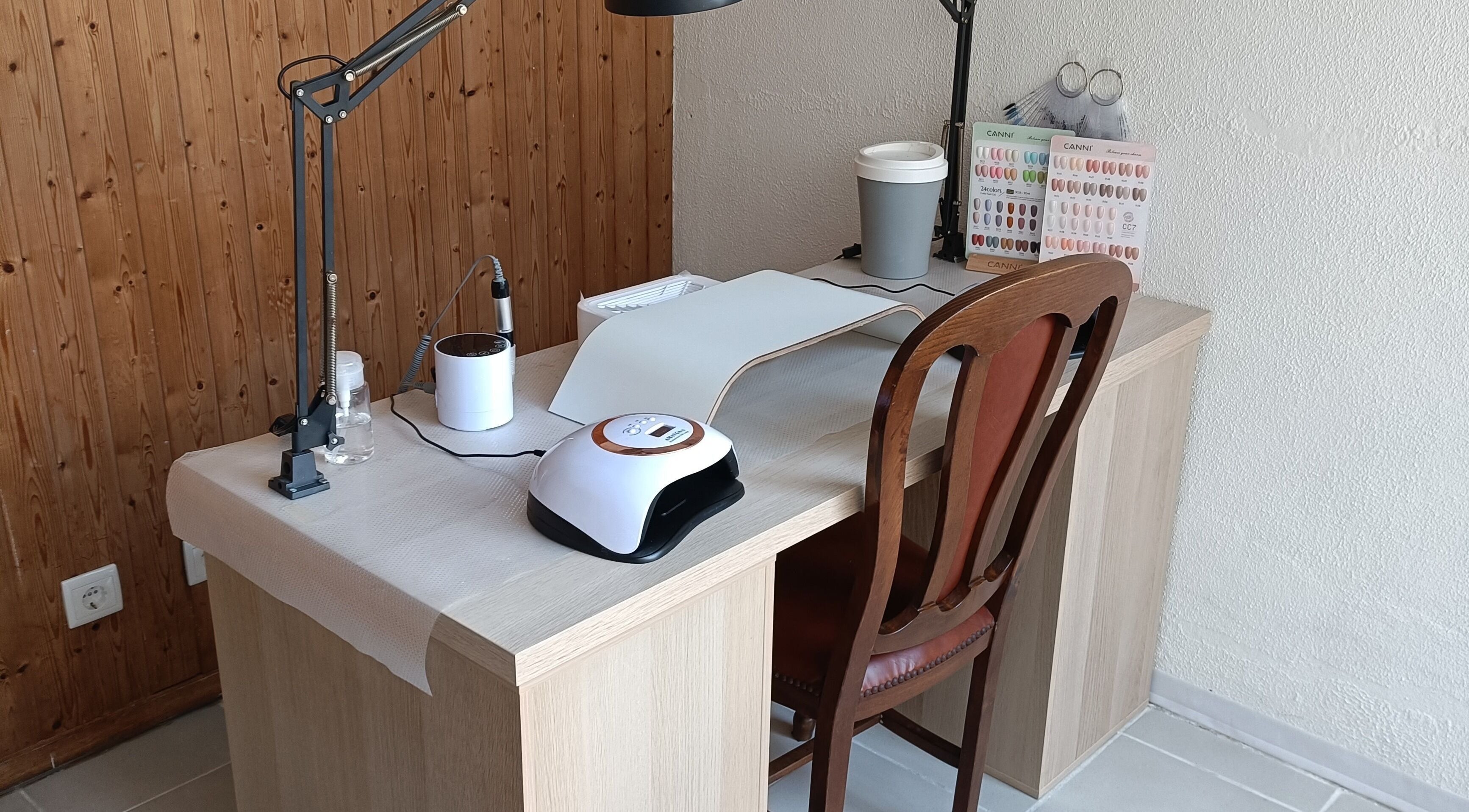 Estação de manicure na Unhas Brilhantes _ Daniela Morim, Póvoa De Varzim, Porto, PT com equipamentos.