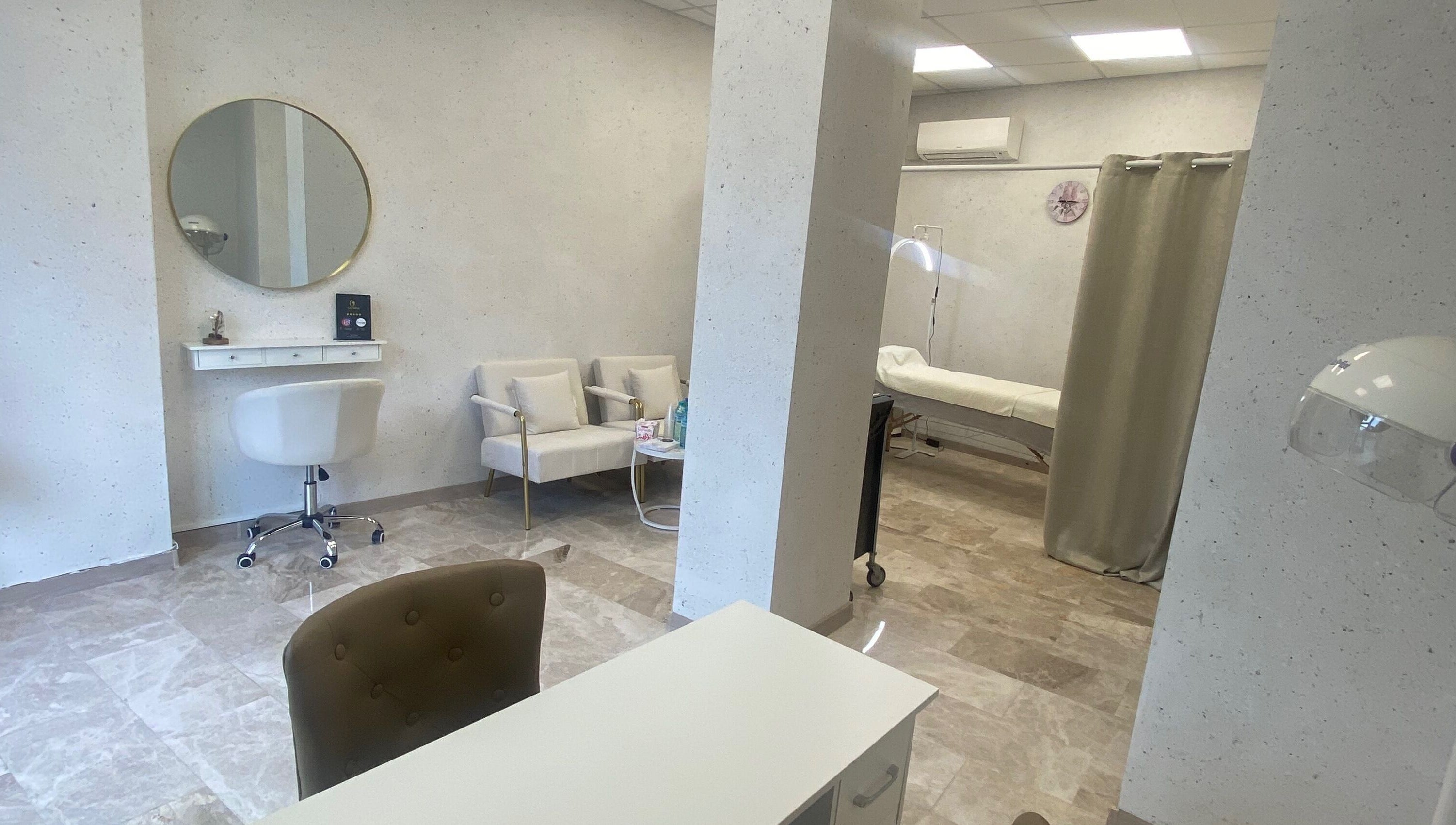 Интериор на студио Gemini Пловдив с модерни мебели, Пловдив, BG.