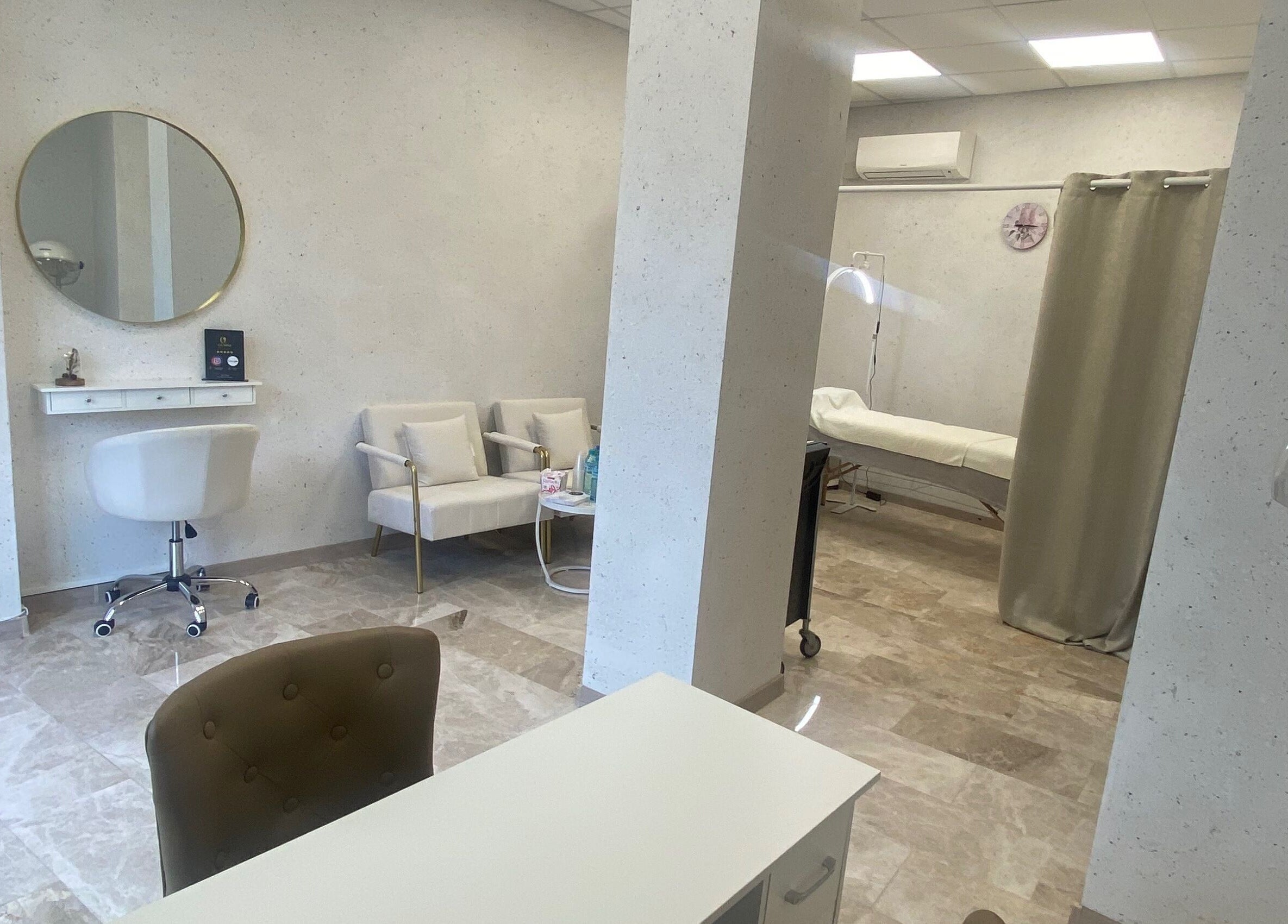 Интериор на студио Gemini Пловдив с модерни мебели, Пловдив, BG.