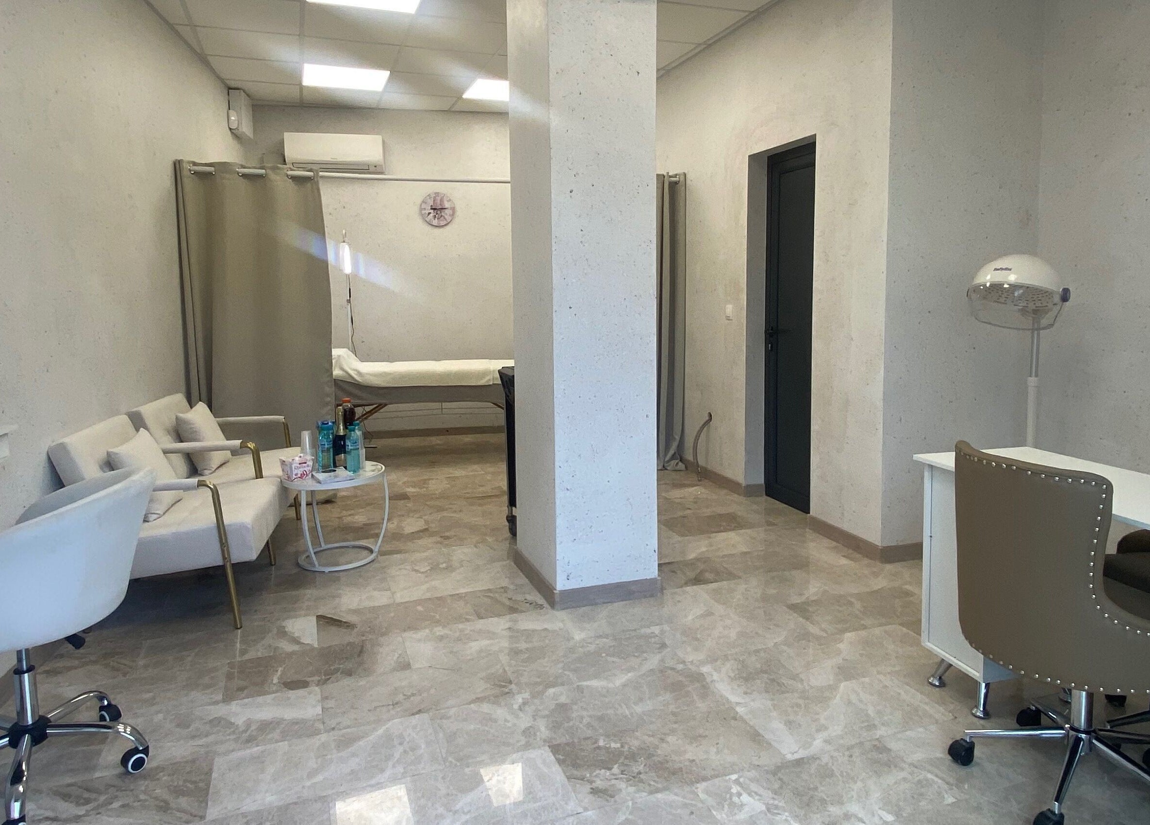 Интериор на Gemini Пловдив, уютно подреден салон. Адрес: Пловдив, Plovdiv, BG.