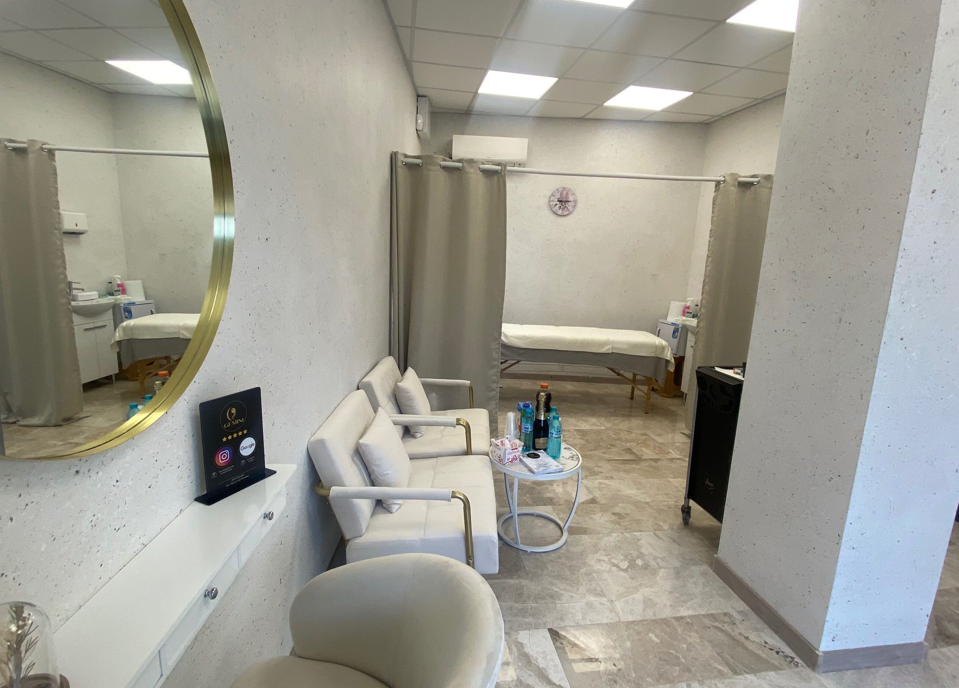 Комфортна обстановка в салона Gemini Пловдив, Пловдив, BG с огледало и столове.