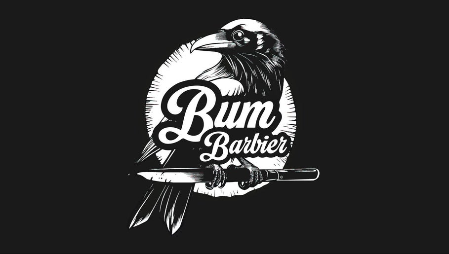 Logo artistique de BUM Barbershop à Montmagny, Québec, CA, avec un corbeau et une lame.