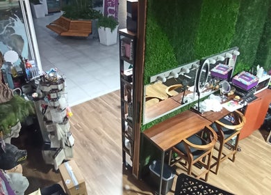 Makeup station at Maya Make Up in Zapopan, Jalisco, MX with wooden decor and lush greenery.