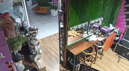 Makeup station at Maya Make Up in Zapopan, Jalisco, MX with wooden decor and lush greenery.