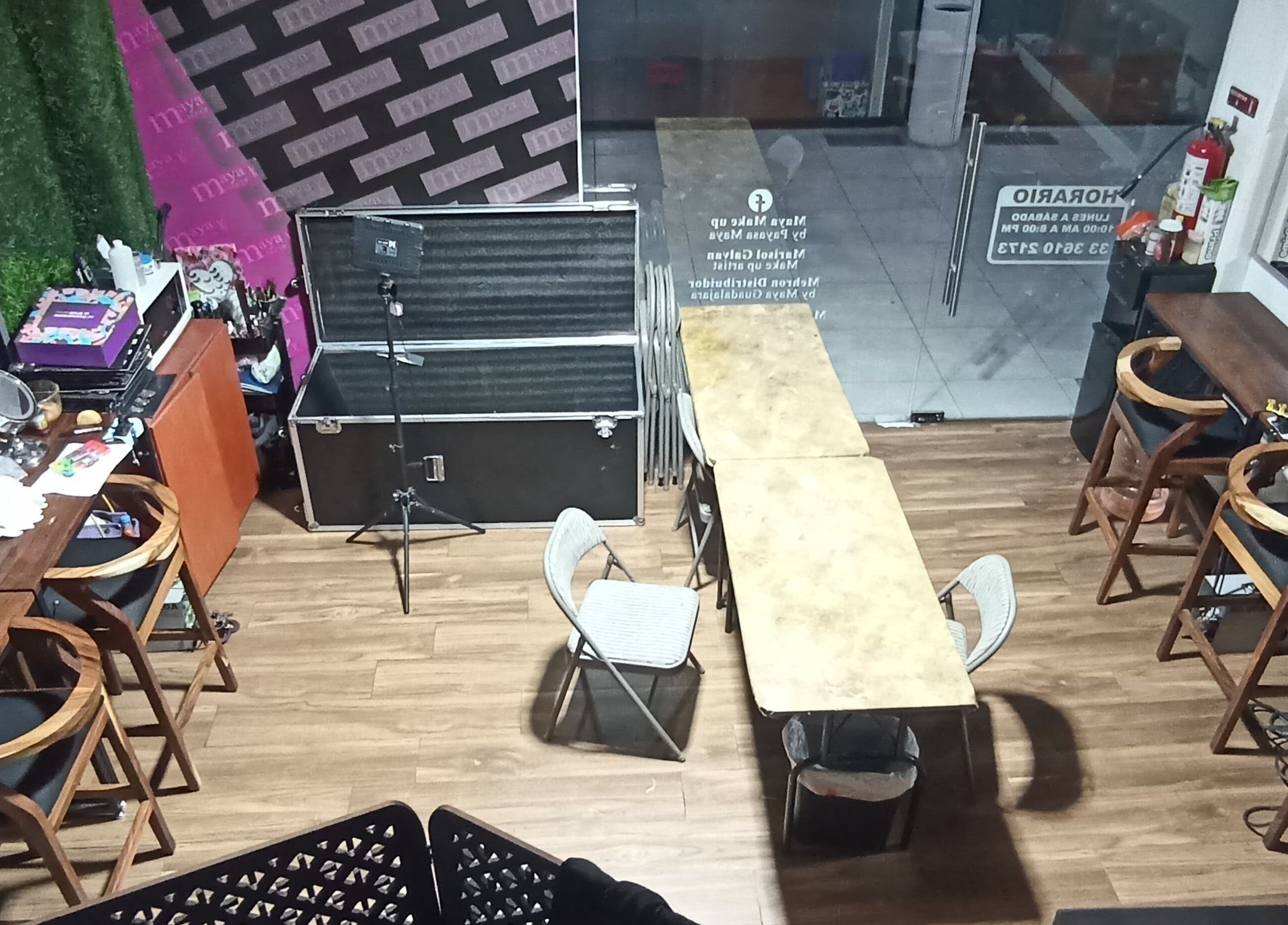 Chic makeup studio at Maya Make Up, Zapopan, Jalisco, MX, with wooden tables and professional equipment.