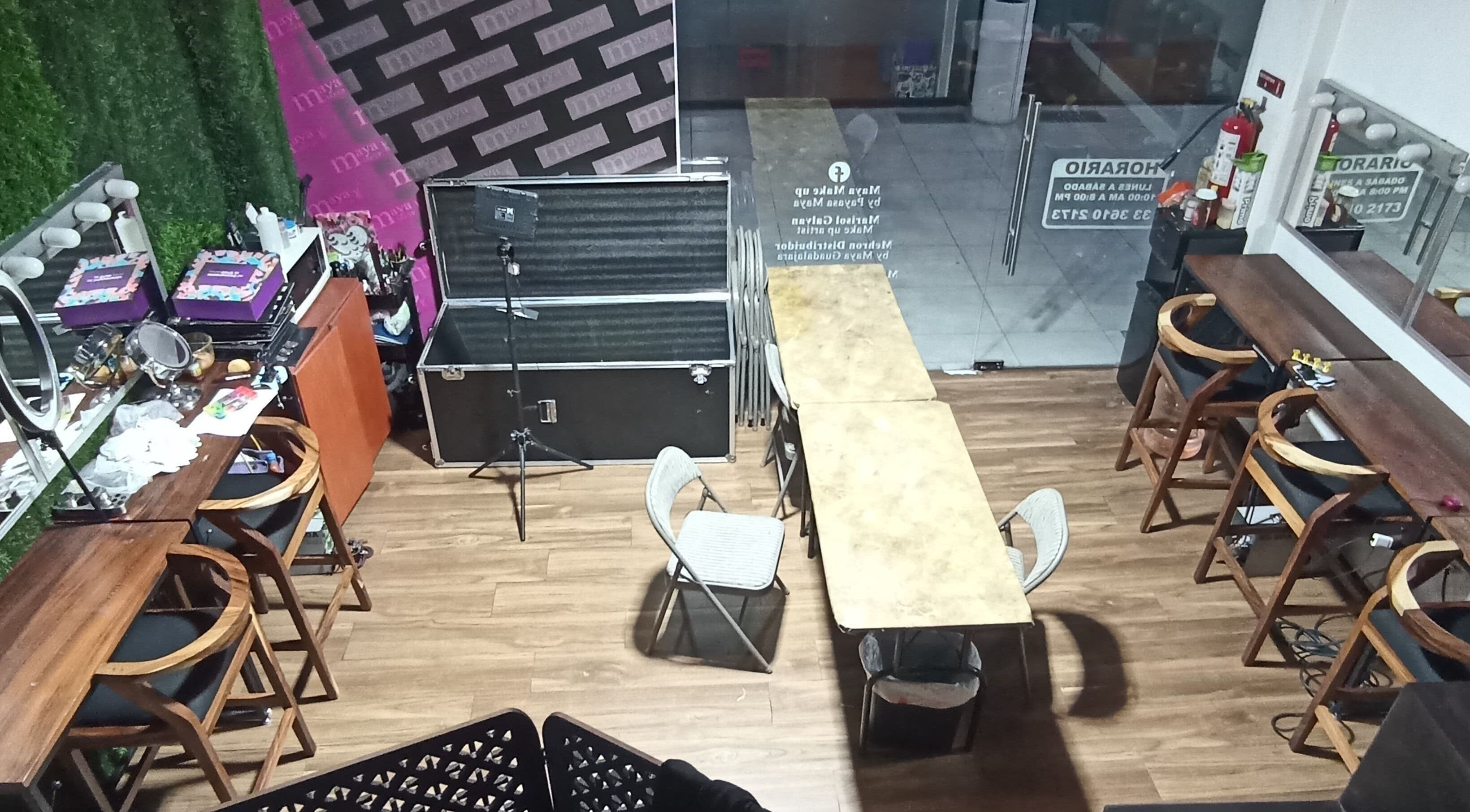 Chic makeup studio at Maya Make Up, Zapopan, Jalisco, MX, with wooden tables and professional equipment.
